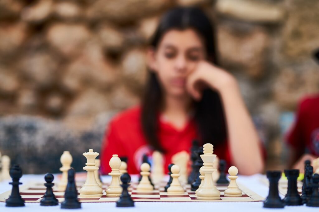 Foto de Engin Akyurt: https://www.pexels.com/es-es/foto/mujer-jugar-al-ajedrez-2283803/